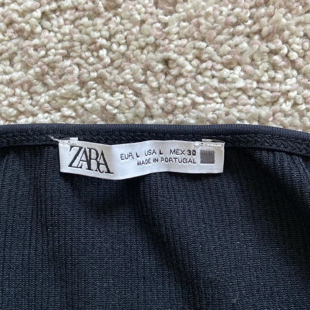 Zara โข Black Keyhole Cropped Halter Top - Picture 6 of 13